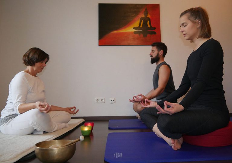 Teilnehmer der Kundalini Yoga Stunde in entspanntet Meditation